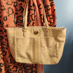 #52 tommy hilfigure shoulder bag